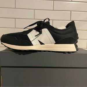 NWB Big Kids 327 New Balance Black & White Shoes - Size 6.5 (Women’s Size 8)